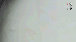 將浸泡了30分鐘的米放入電飯煲中，在水中加入半勺油。