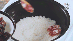 開蓋觀察飯，水微微收干，放入切好的金字香腸、醬肉、醬肉香腸。