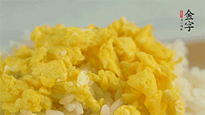 將雞蛋碎、西蘭花碎和放涼的米飯混合，用少許鹽、橄欖油調(diào)味。
