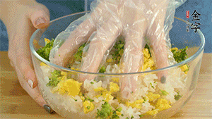 將飯團(tuán)用手搓捏成圓球狀。