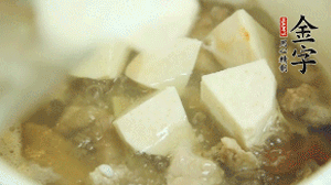 加入適量清水、黃酒燉開后，小火煮1小時(shí)即可。