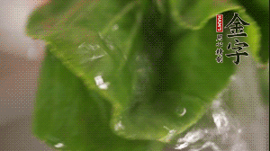 小青菜從根部掰開，分別洗凈。