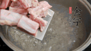 剁成塊狀的排骨洗凈，放入沸騰的鍋中，加姜片汆燙，2分鐘后撈出備用。