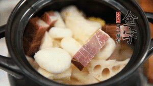 加水沒(méi)過(guò)食材，加料酒大火煮沸后，再小火燉煮1小時(shí)。（如果沒(méi)有砂鍋小火燉煮，用電飯煲的煮湯功能、高壓鍋也是可以的。）
