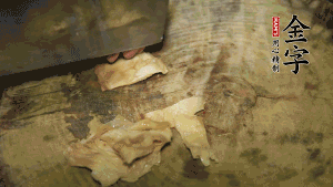 加適量溫水淹沒食材，大火燉至水沸后再小火慢燉1小時，出鍋前10分鐘加枸杞。（焯過水后的豬蹄不應再用涼水，用溫水燉煮更容易軟爛。也可以用高壓鍋或者有煲湯功能的電飯煲，省時又便于入味。）