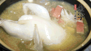煮沸時加入蟲草花、香菇、紅棗，以料酒調(diào)味繼續(xù)小火燉煮1小時左右。