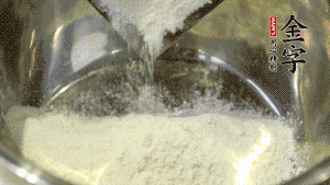 【油皮】1．將油皮材料放入料盆中，緩緩加100ml水，攪拌成雪花片狀。在案板上反復揉搓成有一定筋度的光潔面團，搓成12個團子。