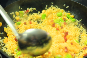 然后加入炒好的食材混合均勻，炒熟即可。出鍋前加少許黑胡椒、鹽和蔥花就可以啦?。?！