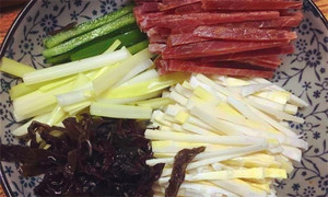 黑木耳泡發(fā)，黑木耳、韭黃、雷筍、青椒切成絲。