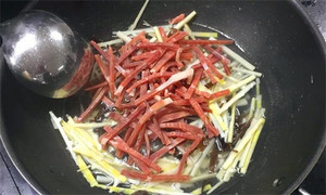 火腿絲、筍絲、黑木耳絲汆水后，瀝干。