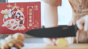 將處理好的老鴨放入冷水鍋中，丟入姜片，冷水煮沸去腥。