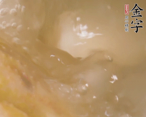 沸騰后撈出蔥結(jié)，小火燉45分鐘，加山藥再燉15分鐘。