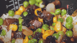 出鍋前加蠔油、生抽調(diào)味，撒點(diǎn)熟白芝麻即可。