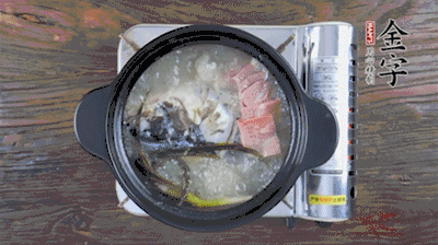 放豆腐、海鮮菇繼續(xù)中小火煮5分鐘。