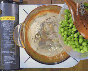 豌豆粒焯水30秒，過涼水。