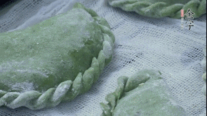 【制作】2.蒸架上墊浸濕的屜布，再放上清明果，大火蒸10~15分鐘，完成，出鍋啦！