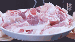 新鮮羊肉冷水入鍋，加姜片、清水焯水，除去血沫。