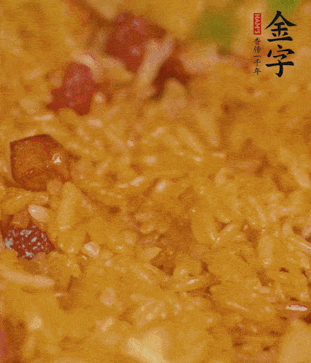 放一撮鹽、生抽少許，倒入炸好的芋頭。最后撒蔥花、蒜末翻炒均勻。