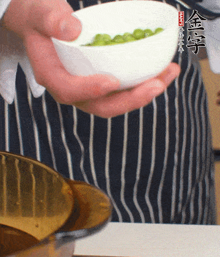 胡蘿卜、豌豆和干花菇焯水。