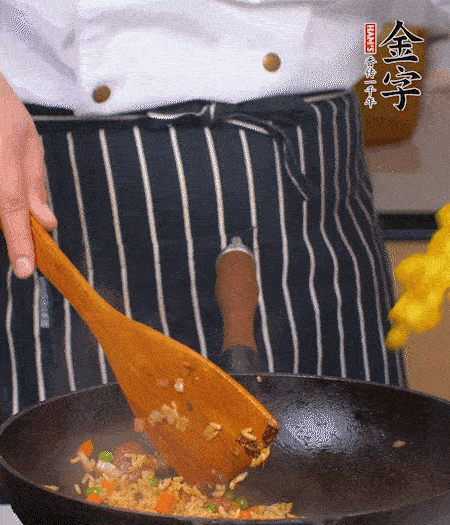 加咖喱塊、少許鹽、白糖調味，炒至咖喱塊融化后，倒米飯，翻炒至每粒米飯都包裹上咖喱，再放黃椒、青椒粒，出鍋前加菠蘿粒和小蔥翻拌均勻。