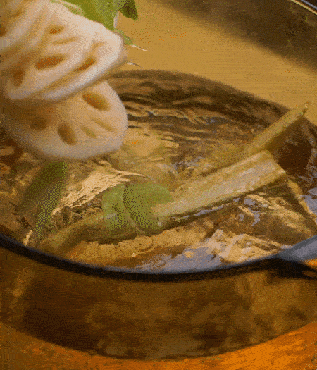 把玉米筍（對(duì)半切開）、西芹（切斜片）、蓮藕（切片），放入開水鍋內(nèi)，加點(diǎn)少許鹽、油，汆燙2分鐘。