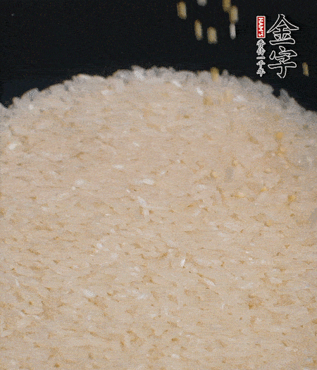 大米和小米一起燜成米飯。