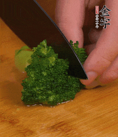 西蘭花用淡鹽水浸泡十幾分鐘后過(guò)開(kāi)水焯燙熟后撈出。