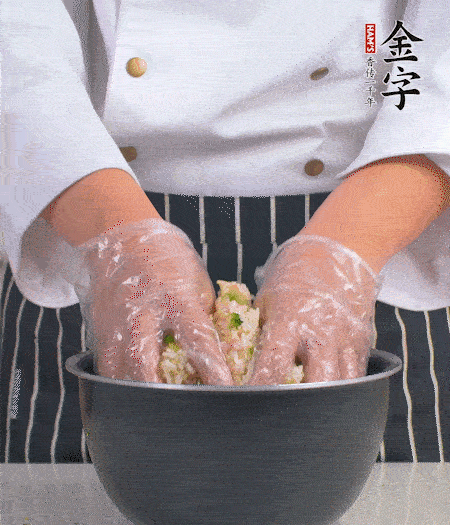 米飯中放西蘭花碎、咸肉丁，加少許黑胡椒、十來(lái)滴橄欖油拌勻。