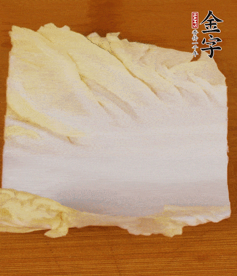 一片白菜一片淡火腿交替疊起，疊個(gè)兩三層放進(jìn)鍋內(nèi)，直到塞滿鍋。