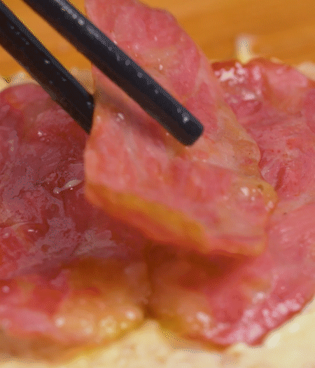 放上火腿、芝士片、生菜，再放一片土司。