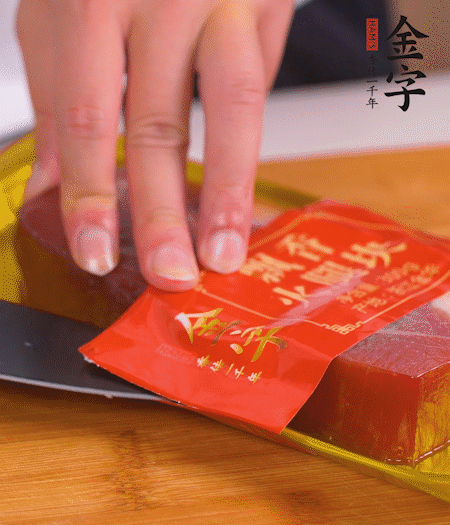 金字火腿切片，生姜切絲，蔥白切末。