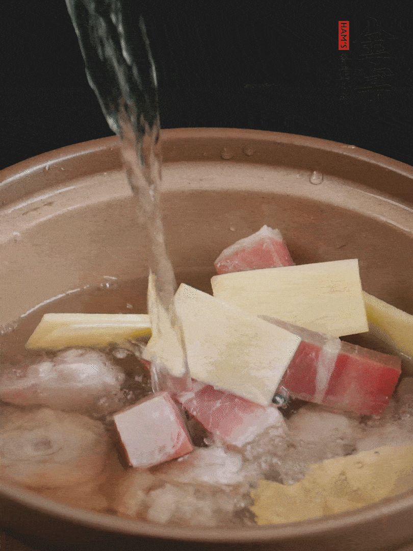 雞塊、火腿、姜片加適量料酒、清水燉80分鐘。