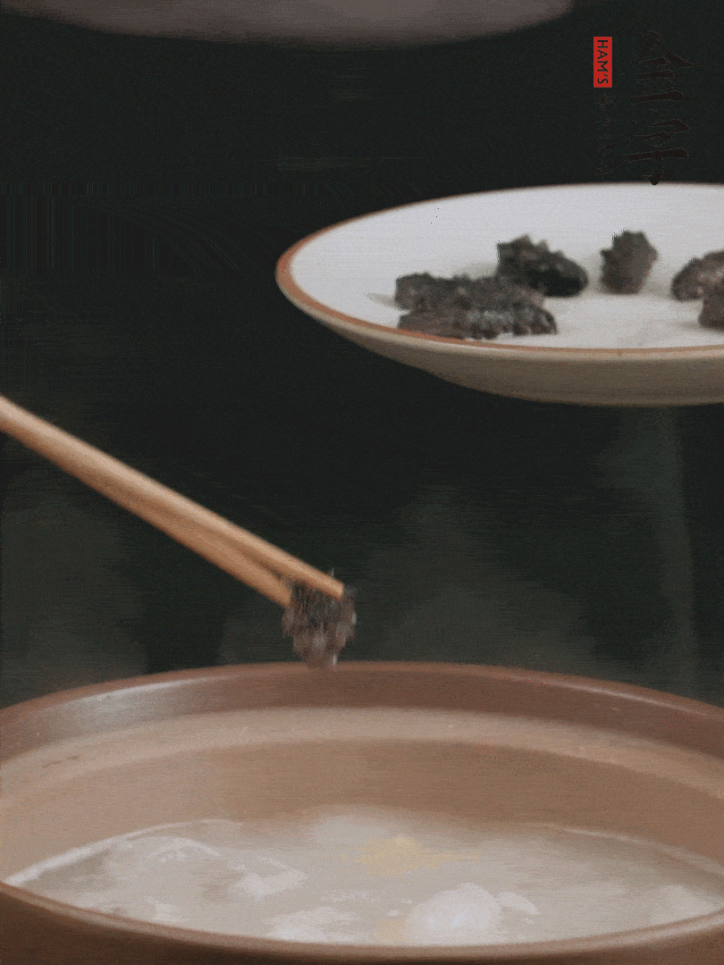期間雞湯燉到80分鐘時，加小海參再燉10分鐘。