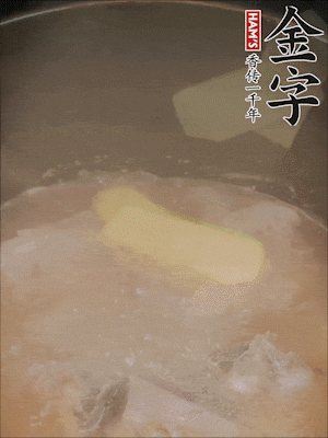 排骨洗凈，加生姜、黃酒焯水，溫水洗凈備用。