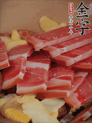 除鮑魚外的所有材料放進(jìn)鍋里，加清水、姜、黃酒，大火燒開，轉(zhuǎn)小火煲90分鐘。