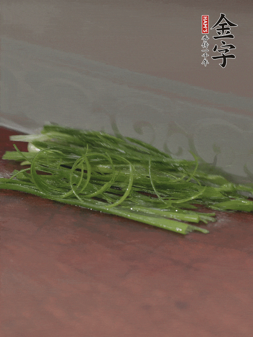生姜切薄片，紅椒切細(xì)絲，小蔥蔥綠切細(xì)絲，泡入冰水中保持新鮮。