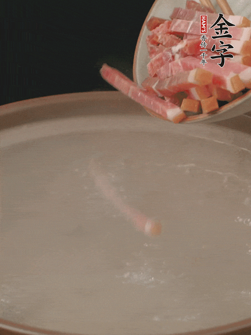 金字火腿切絲，熱水下鍋，放火腿燉煮15分鐘。