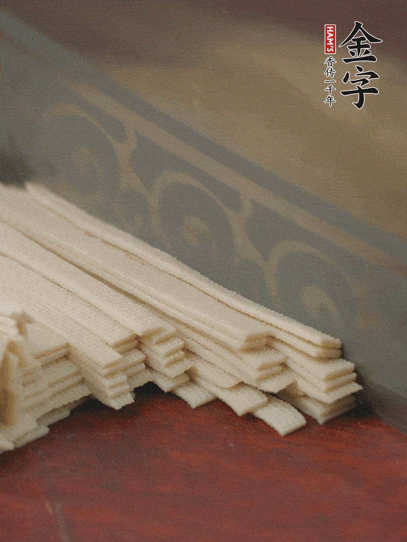 燉火腿期間，千張切細絲，白蘿卜去皮切細絲，蒜葉切細丁。