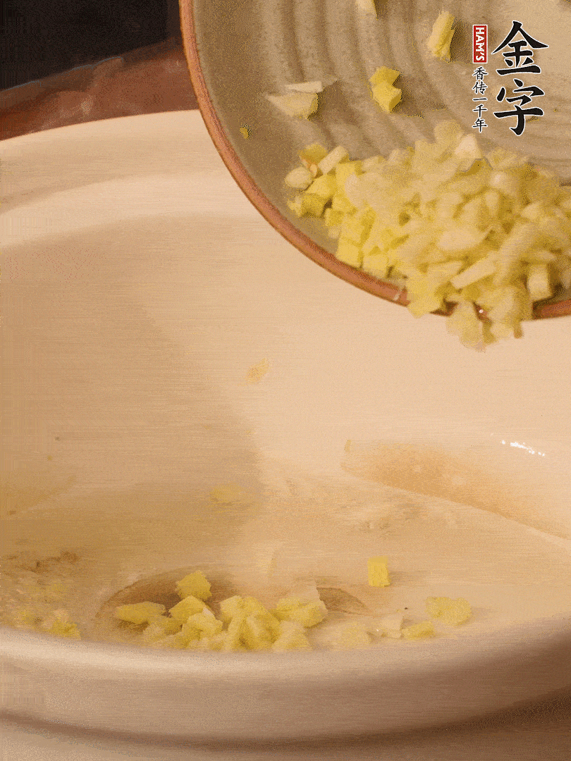 熱油下鍋，姜爆香。下冬瓜略微翻炒。