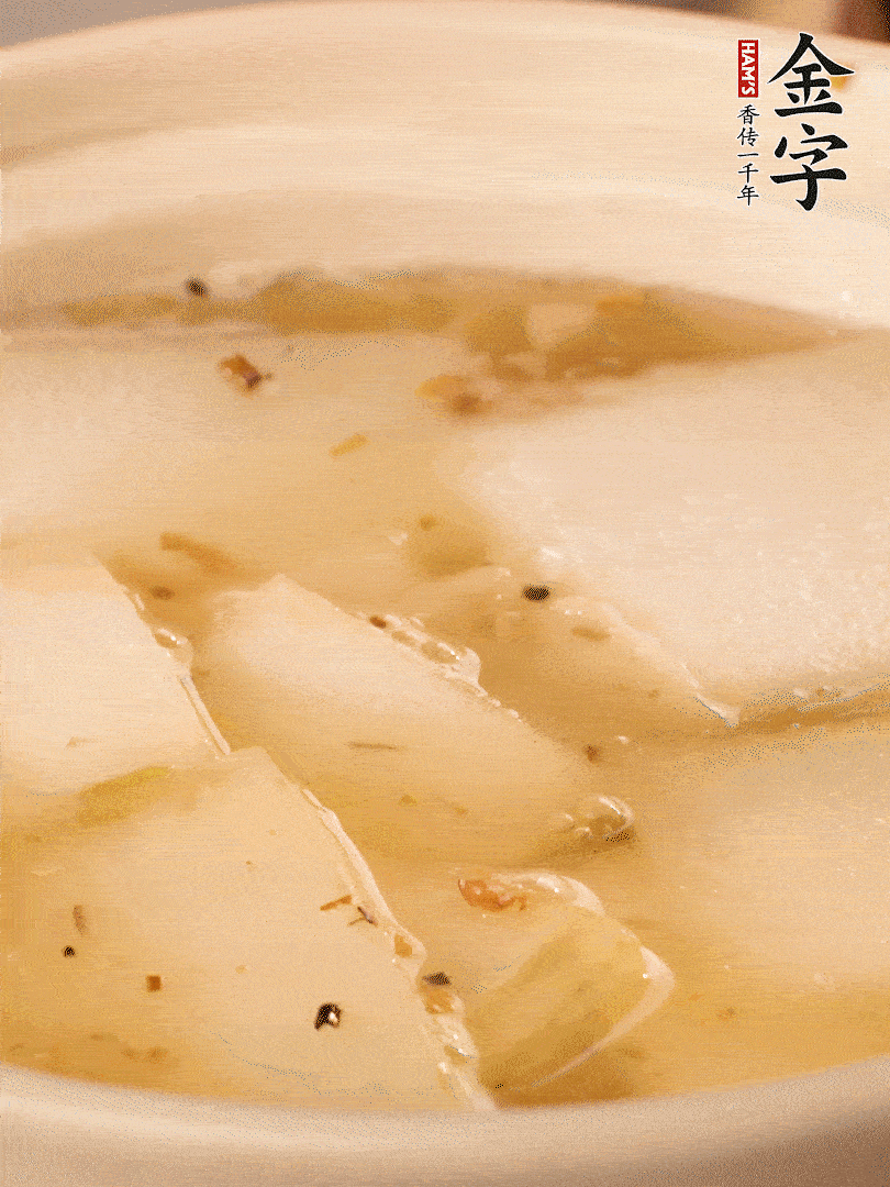 加入適量清水，再放咸肉，淋點(diǎn)黃酒添味。