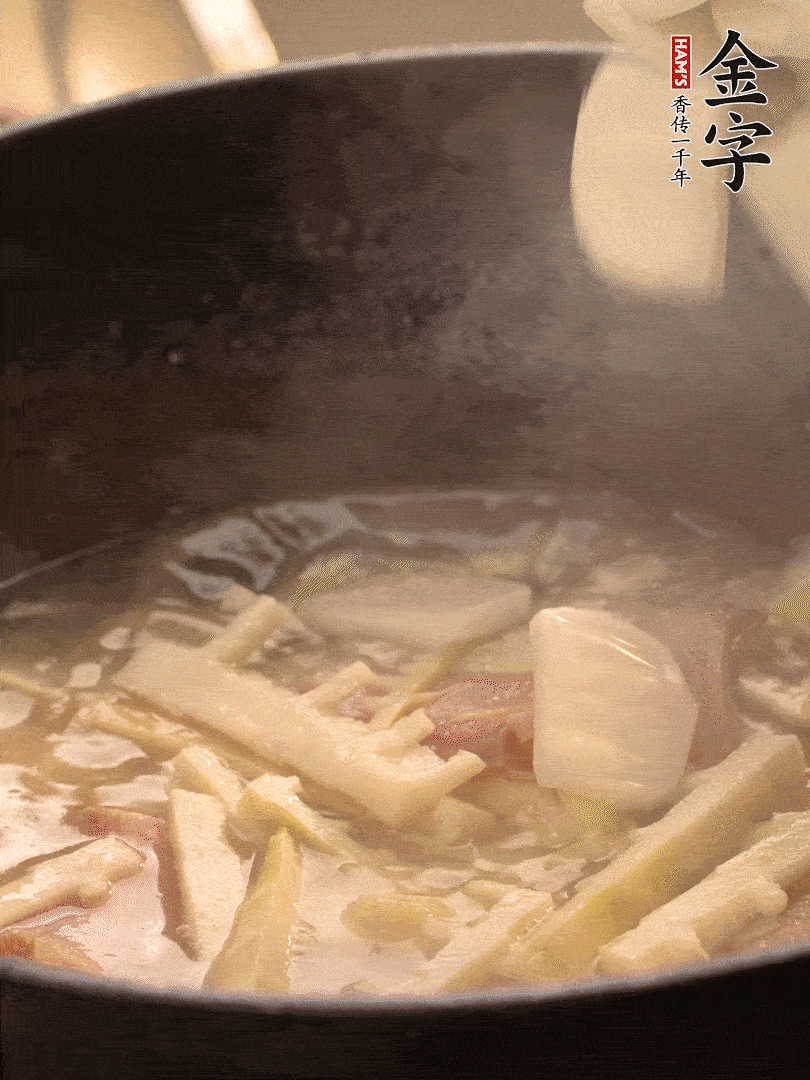 加一點(diǎn)開(kāi)水后，放年糕燜2分鐘至軟。