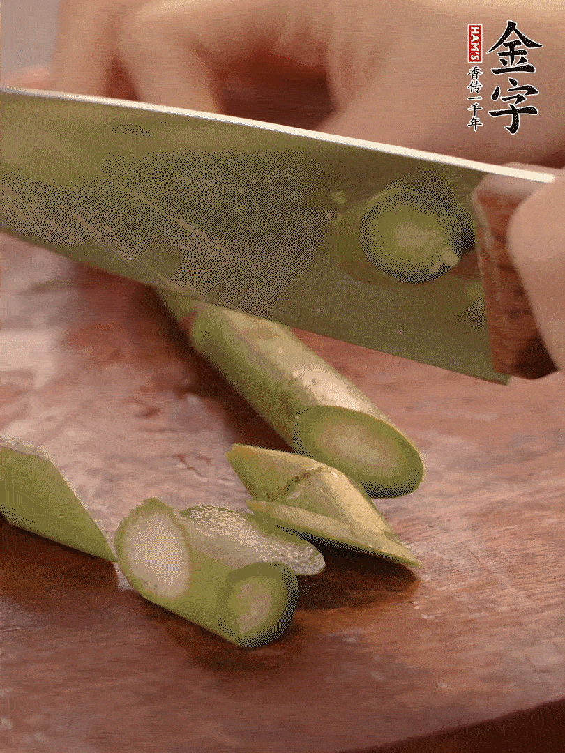 蘆筍去掉底部老的部分，斜切成段。白玉菇去掉根部，日本豆腐切成圓厚片。