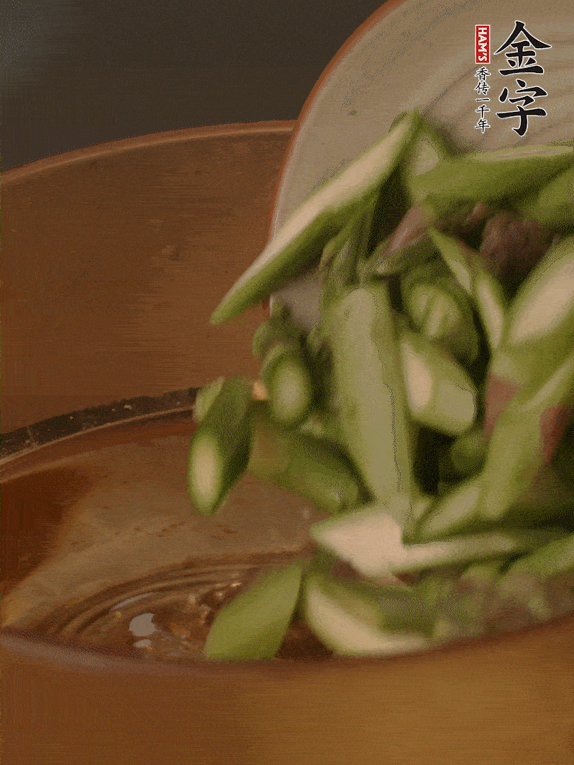 蘆筍、白玉菇焯水30秒備用。