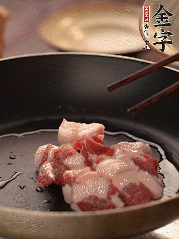 五花肉切條，煎到兩面金黃。