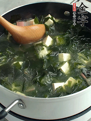 煮到沸騰后，再放入豆腐蓋蓋子煮3分鐘。