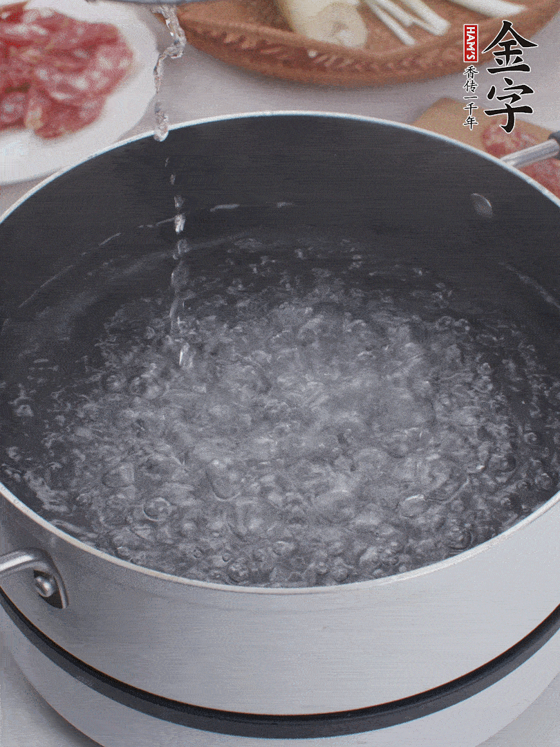 春筍去殼切片，焯水3分鐘。