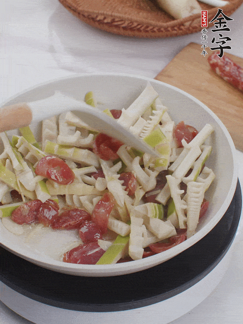 下春筍翻炒均勻，一小撮鹽調味。