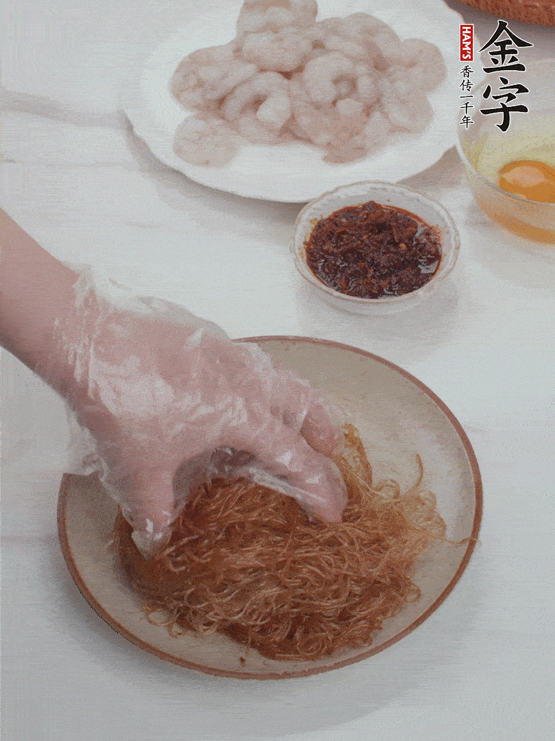 粉絲泡軟后，入沸水煮10秒，撈出后加1/2勺老抽、1/2勺食用油挑松。
