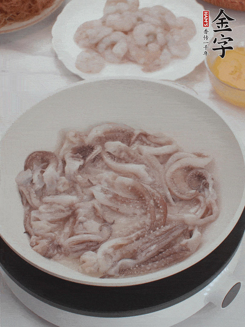 蝦仁、魷魚滑油，蛋液炒制半熟。