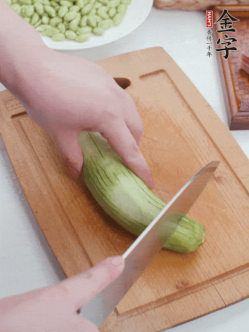 絲瓜去掉外皮，去掉兩端，切成滾刀塊。